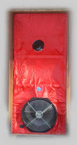 Blower door montert i en døråpning